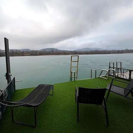 Restonthelake Apartman *